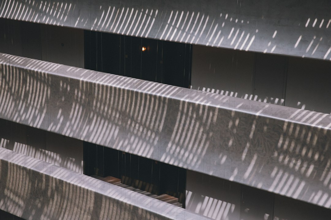 建物の壁に映る光と影。予測や注意によって見え方が変わることを考える写真